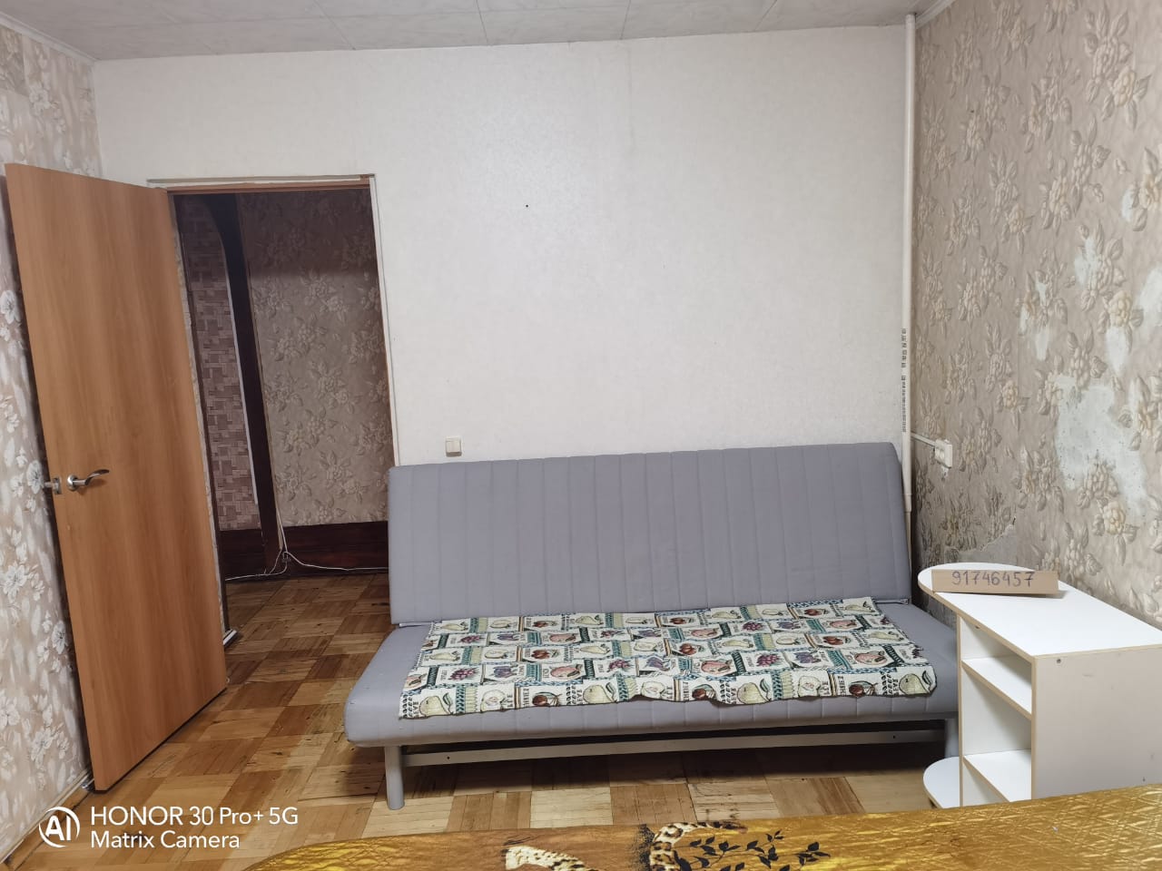 Двухкомнатная квартира на улице Машинцева в Химках. Диван Двухкомнатная квартира на улице Машинцева в Химках. Диван