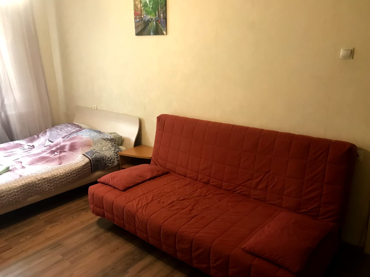 Однокомнатная квартира на улице Родионова в Химках. Диван Однокомнатная квартира на улице Родионова в Химках. Дмван